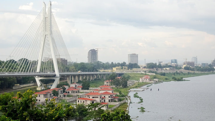 The view from the CORNICHE is fantastic all along the Congo RIver on the right