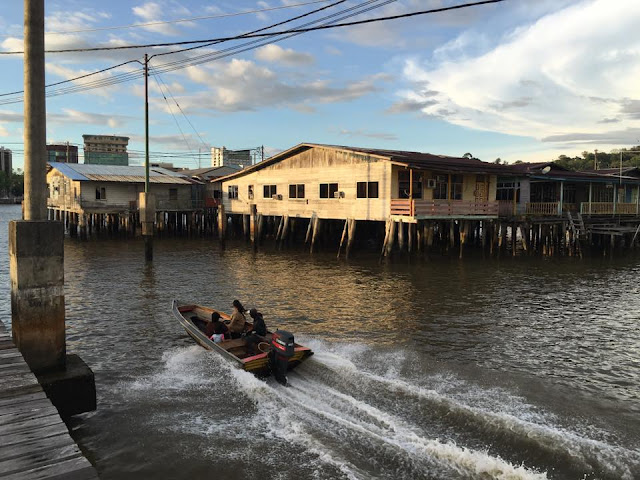 水上計程車連結了甘榜亞逸(Kampong Ayer)和斯里巴加灣市(BSB)的交通