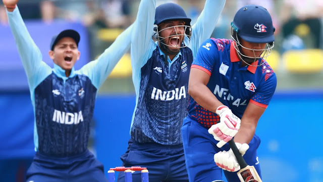 Jogadores da Índia comemorando durante o jogo contra o Nepal no torneio masculino de críquete T20