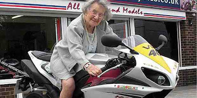 102-year-old grandmother  gush Rossi's motorcycle-yamaha yzf r1