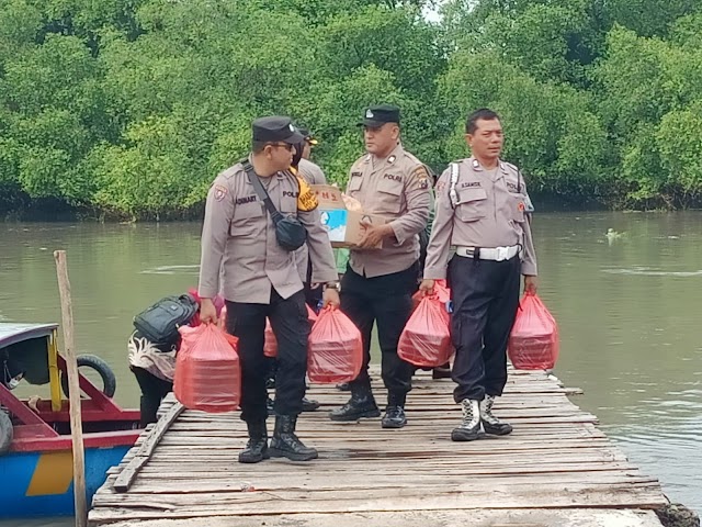 Naik Perahu, Kapolsek Buduran Bagikan Makan Siang Bergizi di Sekolah Wilayah Terpencil