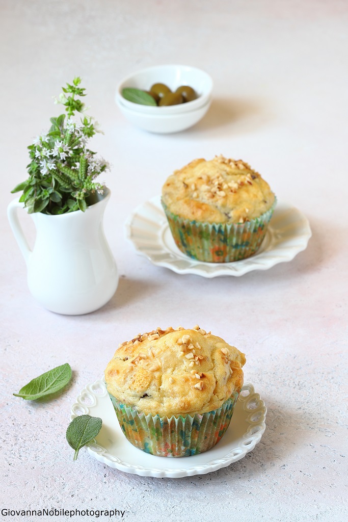 Muffin con scamorza affumicata, olive e mandorle