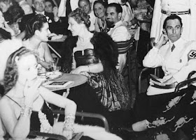 Magda Goebbels con su marido en una fiesta del partido
