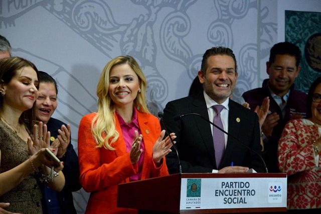Por amor a su marido, diputada renuncia al PRI