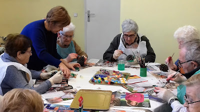 Usuàries d'Aviparc al taller de manualitats