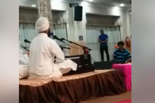 Lelaki Solat Di Kuil Sikh Sudah Tular