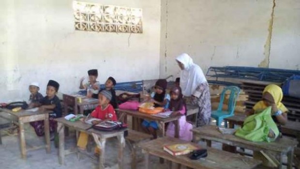 Suasana belajar di Madrasah Diniyah (TPA/TPQ sederajat) Raudlatut Thalibin di Dusun Lengkong, Desa Bragung, Kecamatan Guluk-Guluk, Sumenep, Jawa Timur, sebelum mendapatkan bantuan kursi dan meja. (istimewa)