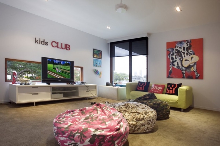 Kid's game room in Modern house at Amalfi Drive by BGD Architects