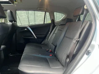 2016 4.5代 Toyota Hybrid Rav4中古車收購紀錄 :  翁先生有一台2016 Toyota RAV4 油電版想要賣 ，配備有有Ikey、天窗、摸門免鑰匙解鎖、電尾門 自動啓閉頭燈、定速巡航、改好大螢幕安卓機 。 rav4 hybrid二手價按照前面有提到 ，是落在 2.0汽車和 2.5汽油之間 。里程大概是十幾萬公里 ~  因為看到我們廣告投放的中古車收購介紹 ，覺得我們可以信任就來詢問價格 ，也覺得我們的價格略高於其他二手車商 。所以就和我們預約到府估車。  現場估價後覺得沒有什麼問題 ，基本上不需要整理，外觀的部份除了銀色比較不討喜以外是沒太多缺點 。所以最後就用線上估價的收購範圍跟他買下這台車 ，並且當天付清然後在隔天完成過戶。  雖然翁先生的是 2.5 油電價格稍微差一點 ，但我們還是在標準行情略加一點把它買下來!感謝翁先生的支持，希望下一台車還有機會為您服務喔 !!