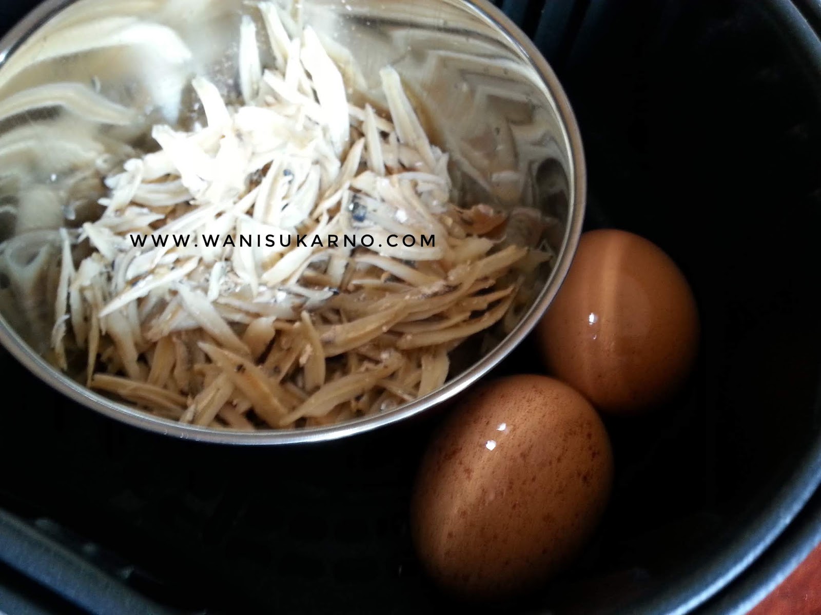 CARA GORENG IKAN BILIS DAN "REBUS" TELUR DALAM AIR FRYER