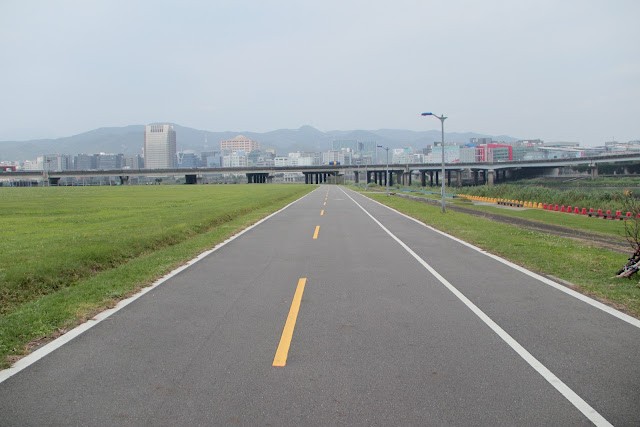 台北河濱公園自行車道 基隆河左岸鐵馬行