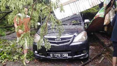 Pohon Tumbang Menimpa Sebuah Mobil dan 3 Warung di Perum 2 Desa Lumpang