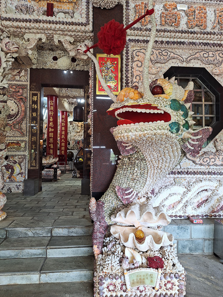 新北三芝富福頂山寺(三芝貝殼廟)使用貝殼和珊瑚裝飾而成的廟宇