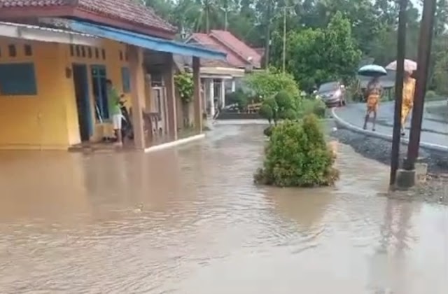 Akibat Jebolnya Tanggul Bendungan Ratusan Rumah Terendam Banjir 