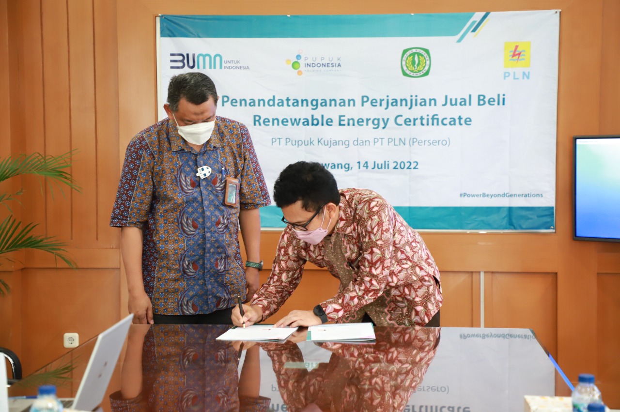 Manajer PLN UP3 PLN Karawang, Imam Ahmadi (kiri) dan Direktur Operasi dan Produksi Pupuk Kujang, Robert Sarjaka saat menandatangani Perjanjian Jual Beli Renewable Energy Certificate (REC) atau listrik EBT di kantor PLN UP3 Karawang