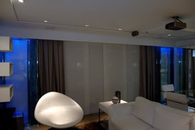 Sala de Estar com sistema de iluminação RGB num projeto da arquiteta e design Áurea Marra