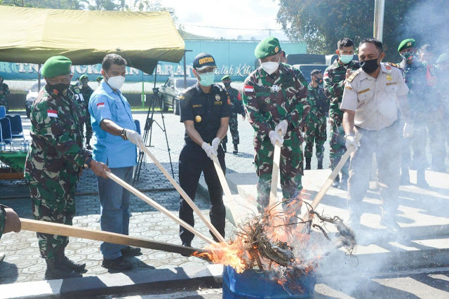 TNI Musnahkan Berbagai Barang Bukti Sitaan Satgas Perbatasan di Makorem Abepura