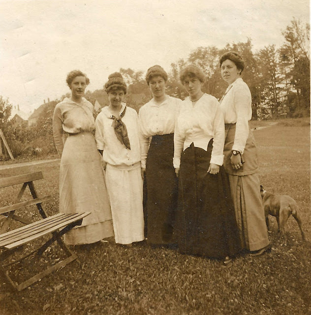 Florence Smith and 4four unknown friends (and a dog)