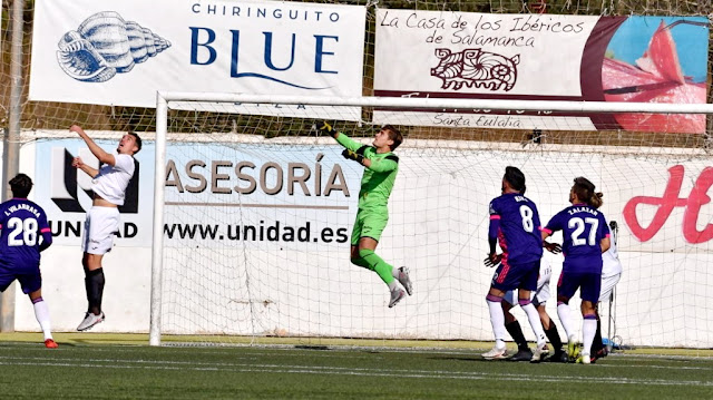 Fran Martínez salta a despejar el balón. S. C. R. PEÑA DEPORTIVA SANTA EULALIA 1 REAL VALLADOLID C. F. 4. 16/01/2021. Copa del Rey, dieciseisavos de final. Santa Eulalia del Río, Ibiza, estadio Municipal.