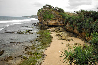 Pantai Nglolang