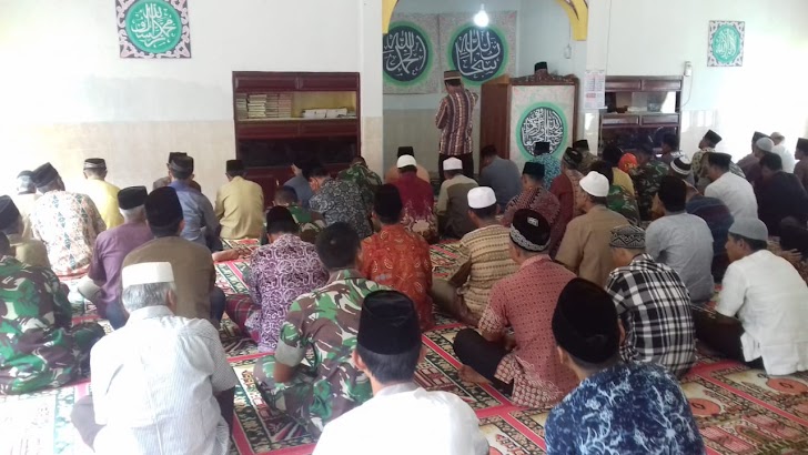 Satgas TMMD Ke 104 Kodim 0417/Kerinci Sholat Jum'at Bersama Warga