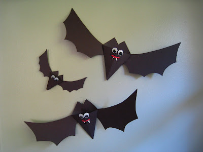 Halloween Craft Ideas Construction Paper on Up Your House Or Classroom For Halloween The Bats Body Is A Pocket