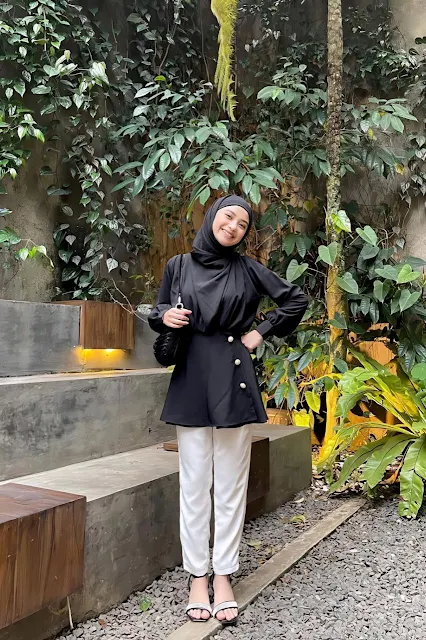 Tania Dewi Nur Azmi wearing black blouse and hijab, paired with off white casual pants