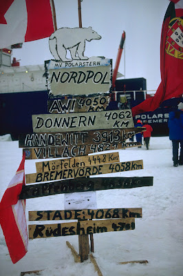 North pole direction sign