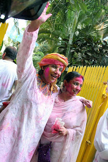 Shabana Azmi & Javed Akhtar celebrate Holi with family & friends