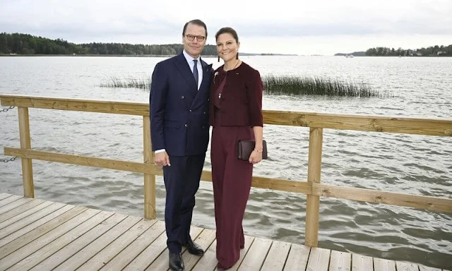 Andiata Kamille wine red trousers. Crown Princess Victoria wore a wine red Kiana blouse by Andiata