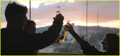 Jóvenes Festejando Felices