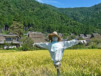 案山子とかやぶきの里。