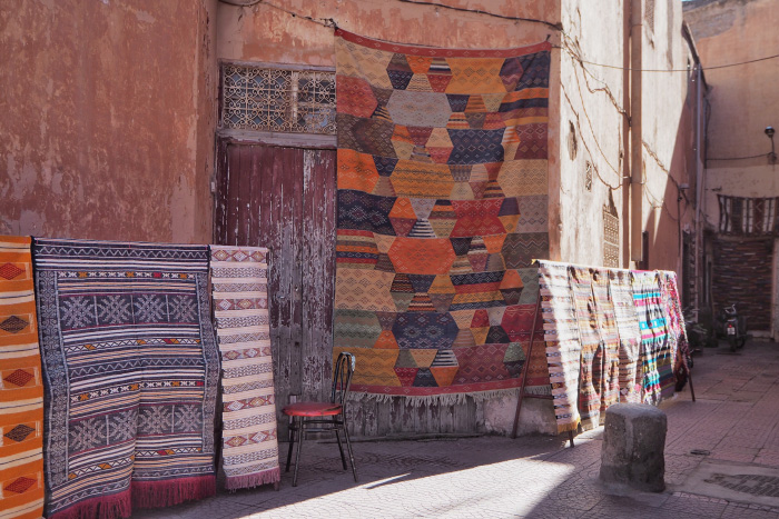 Souk dans la médina de Marrakech au Maroc