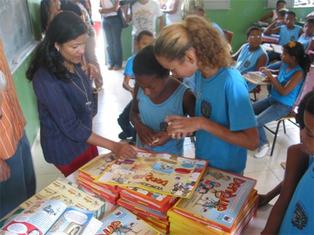 Prefeito visita escola e distribui kit pedagógico