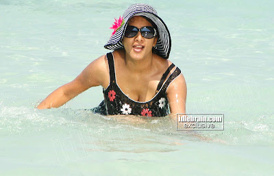 PURE MASALA BLOG HOT Actress Surekha Vani Pictures Enjoying In Beach