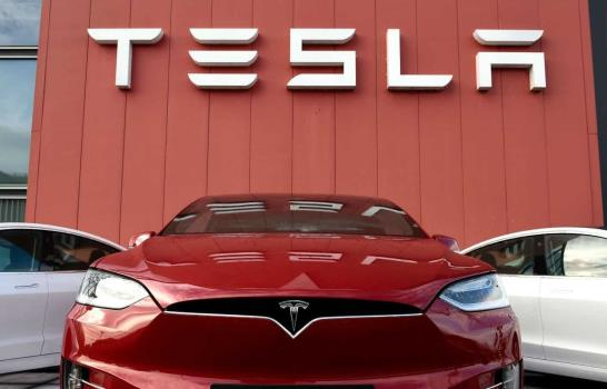 Tesla retira 675,000 autos en China y Estados Unidos