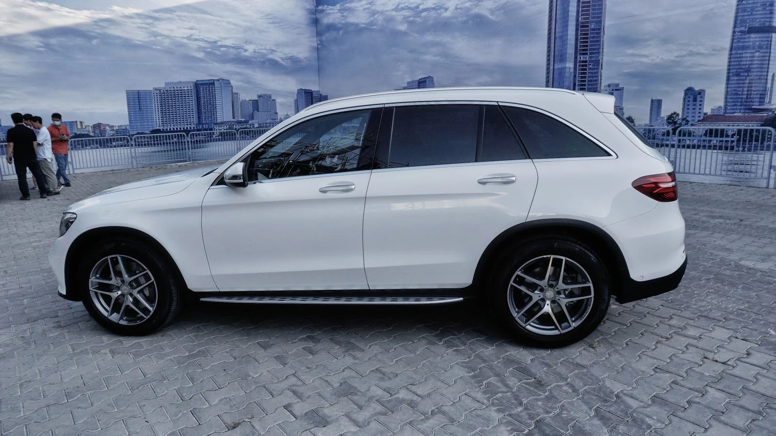 Cận cảnh Mercedes-Benz GLC 300 4Matic 2016