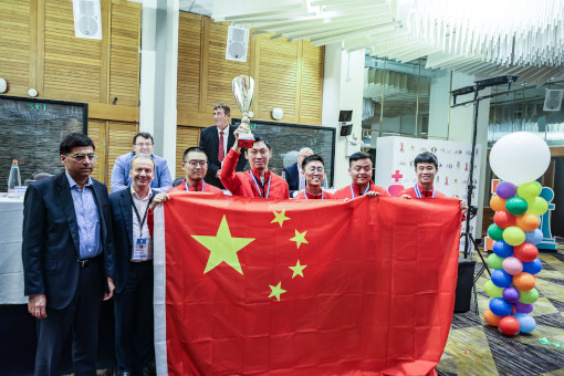 La cérémonie de cloture avec Viswanathan Anand, Arkady Dvorkovitch et l'équipe de Chine - Photo © Fédération internationale des échecs