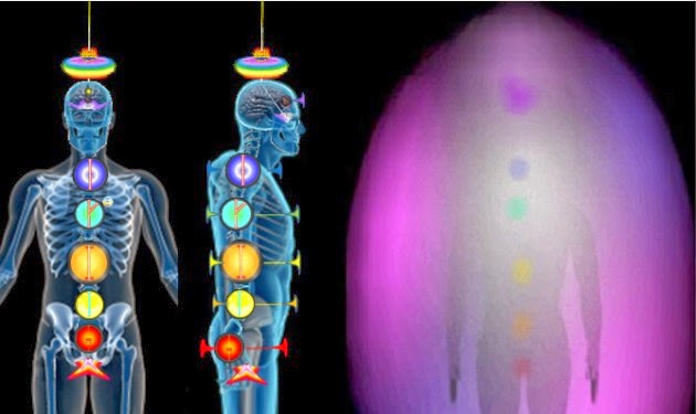 Fig. fondo negro con 2 siluetas humanas en azul (una de frente, otra de perfil) conteniendo ubicacion de chakras, asi como una tercera figura conteniendo aura color lila.