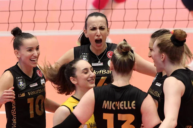 Vakifbank comemora vitória nas quartas da Champions League