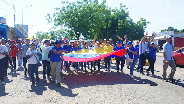 En conmemoración al Día Internacional del Trabajador, la mañana de este lunes 1 de mayo, trabajadores de la administración pública marcharon por las principales calles y avenidas de la ciudad de Carora, para continuar exigiendo mejoras salariales y laborales.  Bajo el lema, "quiero un sueldo digno para quedarme en mi país", trabajadores del sector salud, educación, transporte, construcción, electricidad, Gobernación de Lara, Alcaldía de Torres, ONG, entre otros, se unieron en una caminata que partió desde el Mercado Municipal y llegó a la sede del palacio municipal donde, un representante de cada gremio se dirigió a los presentes.  Quienes intervinieron resaltaron que este 1 de mayo no hay nada que celebrar pero si mucho que protestar puesto que actualmente perciben salarios que no están ajustados al valor de la canasta básica alimentaria.  Por otro lado, señalaron que para lograr ver esas mejoras, es necesario se de un cambio de gobierno inmediato por lo que tienen la mirada y esperanzas puestas en el año 2024.  En el recorrido, los trabajadores caroreños estuvieron acompañados por el alcalde del municipio Torres, Javier Oropeza, quien inició su intervención felicitando a los trabajadores torrenses y a su vez lamentó que este gobierno ha pulverizado los sueldos de los empleados públicos venezolanos.  Resaltó el mandatario local que anteriormente este era el día que se le daba al trabajador para descansar como una muestra de reivindicación por su esfuerzo, pero que actualmente todos los ciudadanos salen a trabajar para buscar el sustento de sus familias.  Finalmente, ratificó su compromiso en seguir trabajando, al tiempo en que mencionó que desde Torres se vive el cambio que se quiere para Venezuela, ese cambio que traerá mejores y buenas oportunidades para todos los trabajadores de la nación.   Y M