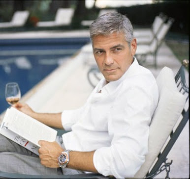 George Clooney leyendo