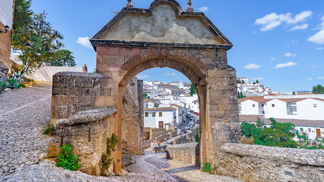Puerta de piedra de antigua ciudad medieval.