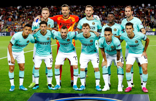 F. C. INTERNAZIONALE MILANO. Temporada 2019-20. Milan Škriniar, Handanovic, De Vrij, Asamoah, Godín. Alexis Sánchez, Sensi, Brozovic, Barella, Lautaro Martínez y Candreva. F. C. BARCELONA 2 F. C. INTERNAZIONALE MILANO 1. 02/10/2019. Liga de Campeones de la UEFA, fase de grupos, Grupo F, jornada 2. Barcelona, Nou Camp (86.141 espectadores). GOLES: 0-1: 3’, Lautaro Martínez. 1-1: 58’, Luis Suárez. 2-1: 84’, Luis Suárez.