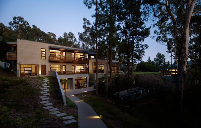 Backyard of the Mandeville Canyon Residence