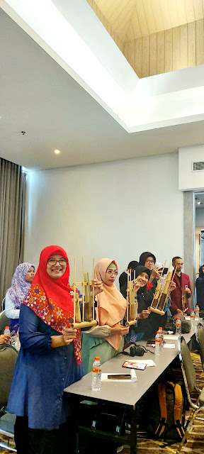 Belajar angklung untuk berbagi belajr angklung di pesantren eks lokalisasi Dolly