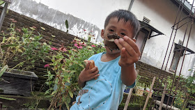 kegiatan-baik-untuk-meningkatkan-imun-melawan-virus-corona-buat-anak-berjemur-di-pagi-hari-wfh-belajar-mengenal-lingkungan-tangakap-kupu-kupu