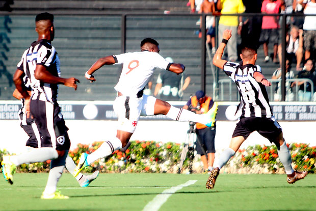 Vasco derrota o Botafogo e mantem a liderança invícta