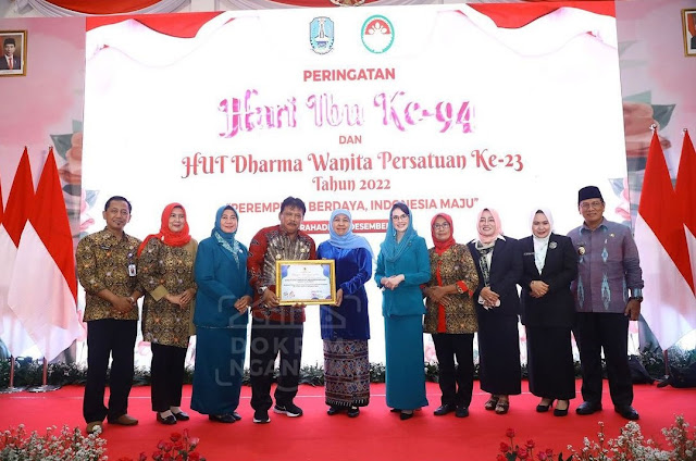 Plt Bupati Nganjuk, Marhaen Djumadi, menerima piagam penghargaan dari Gubernur Jawa Timur, Khofifah Indar Parawansa, di Gedung Negara Grahadi Surabaya, Kamis 22 Desember 2022