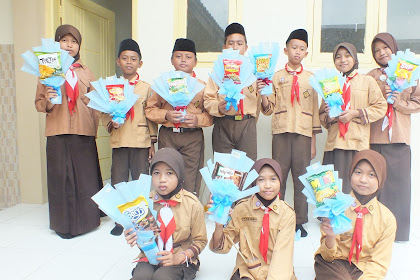 Melatih Kewirausahaan Anak : Siswa Membuat Bucket Snack Sebagai Buah Tangan 